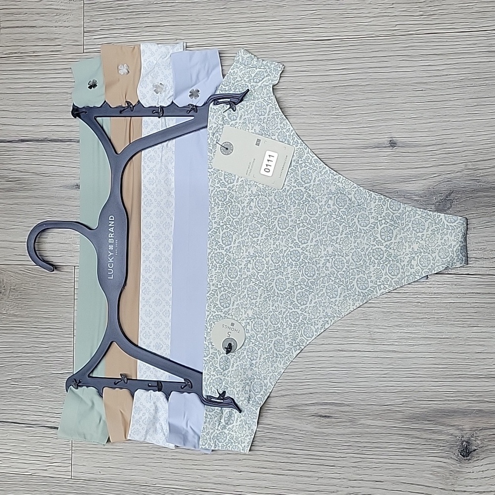 LUCKY BRAND THONGS.